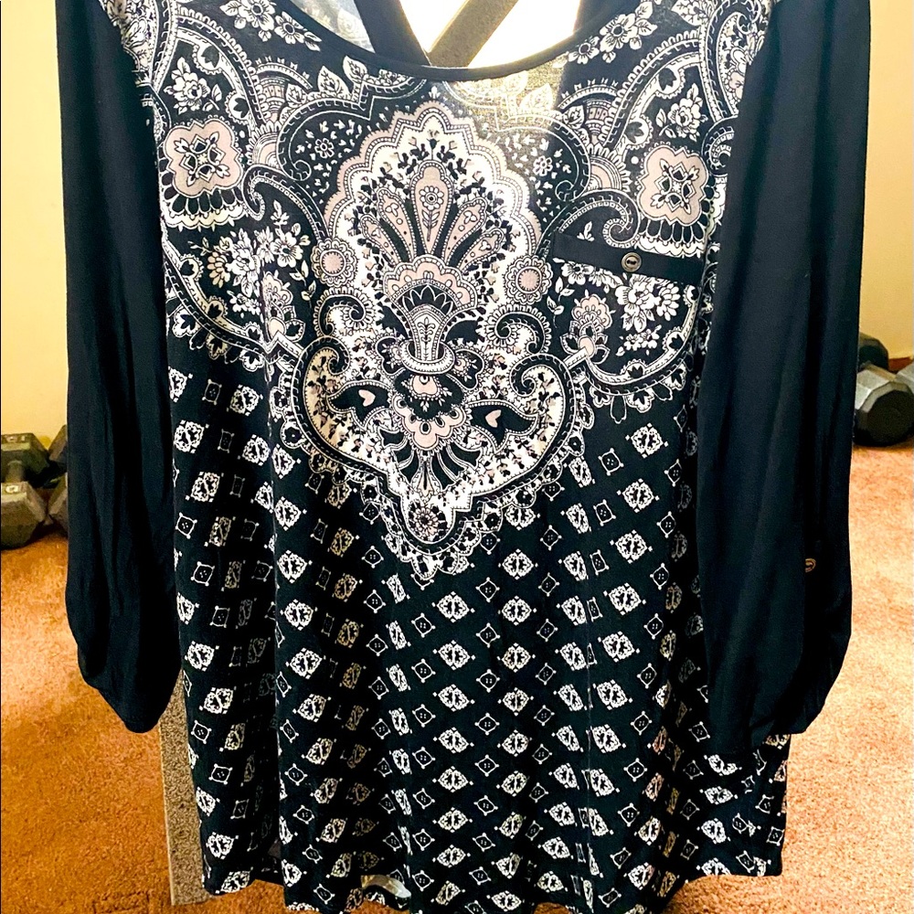 Black and white shirt/blouse